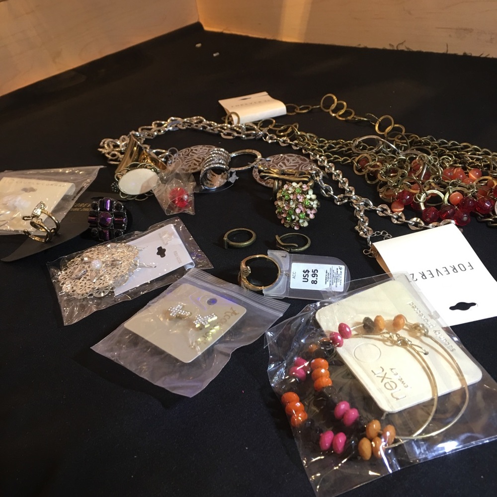 DEAL! BRAND NEW 1LB branded fashion jewelry lot .3